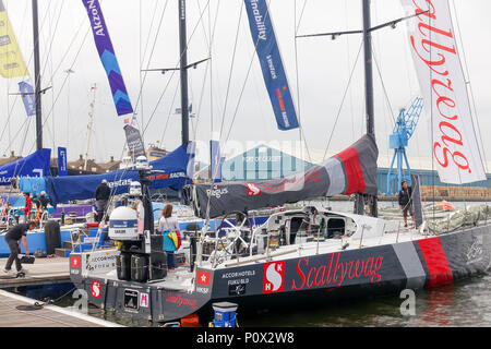 Cardiff, Royaume-Uni - Juin 08, 2018 : la Volvo Ocean Race equipes amarrés dans la Volvo Ocean Race Village de Cardiff, Pays de Galles. Banque D'Images