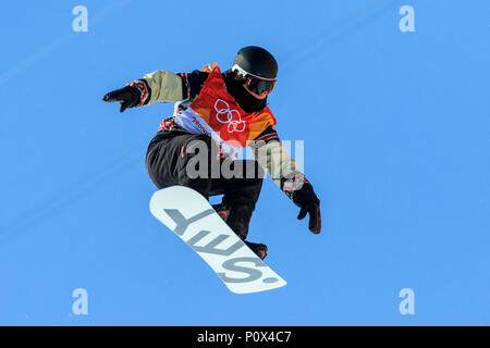 Derek Livingston (CAN) en compétition dans l'épreuve du snowboard Half Pipe la qualification aux Jeux Olympiques d'hiver de PyeongChang 2018 Banque D'Images