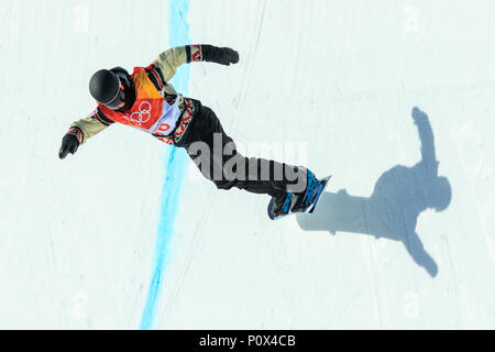 Derek Livingston (CAN) en compétition dans l'épreuve du snowboard Half Pipe la qualification aux Jeux Olympiques d'hiver de PyeongChang 2018 Banque D'Images