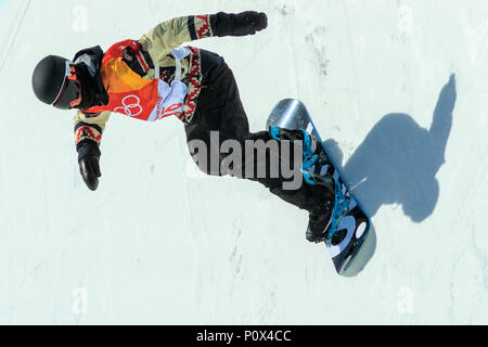 Derek Livingston (CAN) en compétition dans l'épreuve du snowboard Half Pipe la qualification aux Jeux Olympiques d'hiver de PyeongChang 2018 Banque D'Images