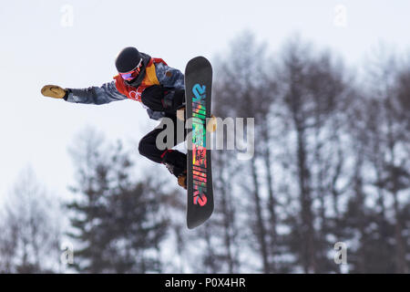 Hoepfl Johannes (GER) en compétition dans l'épreuve du snowboard Half Pipe la qualification aux Jeux Olympiques d'hiver de PyeongChang 2018 Banque D'Images