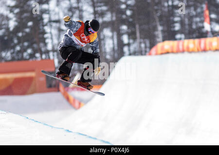 Hoepfl Johannes (GER) en compétition dans l'épreuve du snowboard Half Pipe la qualification aux Jeux Olympiques d'hiver de PyeongChang 2018 Banque D'Images