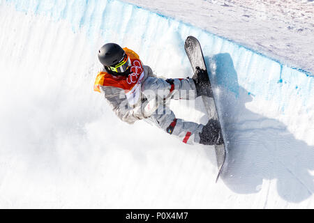 Jake Pates (USA) en compétition dans l'épreuve du snowboard Half Pipe la qualification aux Jeux Olympiques d'hiver de PyeongChang 2018 Banque D'Images