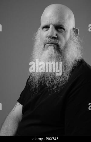 Le noir et blanc Portrait Of Mature homme chauve avec longue barbe Banque D'Images