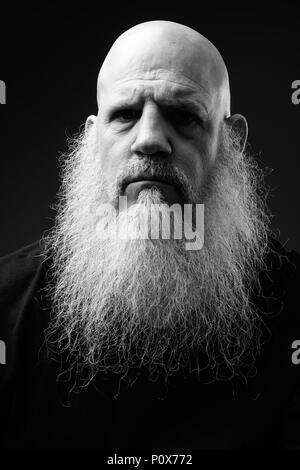 Le noir et blanc Portrait Of Mature homme chauve avec longue barbe Banque D'Images