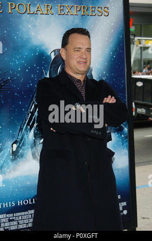 Tom Hanks arrivant à la Polar Express Première au Grauman Chinese Theatre de Los Angeles. 11/07/2004. 08HanksTom086 Red Carpet Event, Vertical, USA, Cinéma, Célébrités, photographie, Bestof, Arts, Culture et divertissement, Célébrités Topix fashion / Vertical, Best of, événement dans la vie d'Hollywood, Californie - Tapis rouge et en backstage, USA, Cinéma, Célébrités, cinéma, télévision, Célébrités célébrités musique, photographie, Arts et culture, Bestof, divertissement, Topix, vertical, une seule personne, depuis les années 2003 à 2005, , tsuni@Gamma-USA.com enquête - les trois quarts Banque D'Images