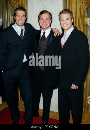 Steven Collins posant avec Jeff et George Stults (tous les 3 à partir du 7ème ciel), en arrivant à l'Cinéma Awards au Regent Beverly Wilshire Hotel à Los Angeles. 18 mars, 2003. - StultsJ  CollinsS George017.jpgCollinsS StultsJ George017 événement dans la vie d'Hollywood, Californie - Red Carpet Event, USA, Cinéma, Célébrités, photographie, Bestof, Arts, Culture et divertissement, Célébrités, Mode Topix Meilleur de Hollywood, la vie, événement dans la vie d'Hollywood, Californie - Tapis rouge et en backstage, Arts, Culture et divertissement, photographie, musique tsuni@Gamma-USA.com , enquête Banque D'Images