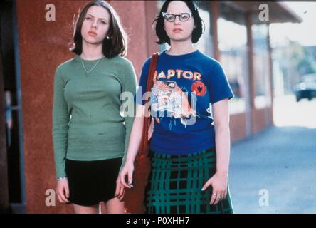 Titre original : GHOST WORLD. Titre en anglais : GHOST WORLD. Film Réalisateur : Terry Zwigoff. Année : 2001. Stars : THORA BIRCH, Scarlett Johansson. Credit : UNITED ARITSTS / Album Banque D'Images