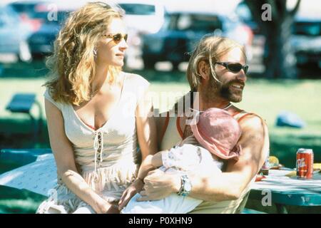 Titre original : Erin Brockovich. Titre en anglais : Erin Brockovich. Film Réalisateur : STEVEN SODERBERGH. Année : 2000. Stars : Julia Roberts, Aaron Eckhart. Credit : UNIVERSAL PICTURES / Album Banque D'Images