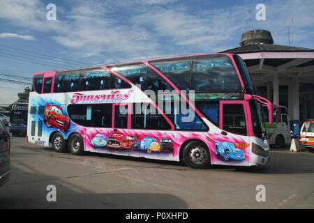 CHIANG MAI, THAÏLANDE - 8 septembre 2011 : Bus de Intratour. Photo à la gare routière de Chiangmai, Thaïlande. Banque D'Images