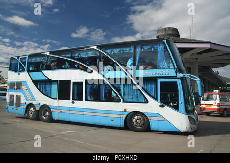 CHIANG MAI, THAÏLANDE - 8 septembre 2011 : Bus de Intratour. Photo à la gare routière de Chiangmai, Thaïlande. Banque D'Images