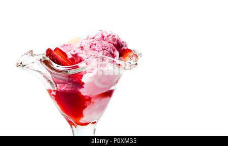 Glace à la fraise dans une tasse isolated on white Banque D'Images