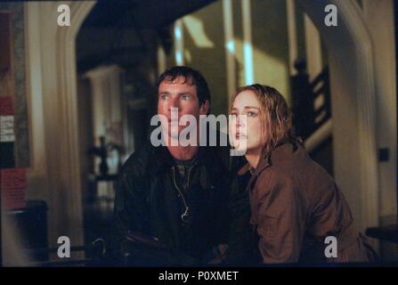 Titre original : COLD CREEK MANOR. Titre en anglais : COLD CREEK MANOR. Film Réalisateur : Michael FIGGIS. Année : 2003. Stars : Dennis Quaid, Sharon Stone. Credit : ROUGE MULLER PROD/Touchstone Pictures / Album Banque D'Images