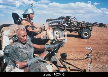 Titre original : MAD MAX III : AU-DELÀ DE THUNDERDOME. Titre en anglais : MAD MAX III : AU-DELÀ DE THUNDERDOME. Film Réalisateur : GEORGE MILLER. Année : 1985. Credit : Warner Brothers / Album Banque D'Images