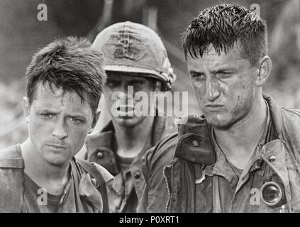 Film Original Titre : VICTIMES DE LA GUERRE. Titre en anglais : VICTIMES DE LA GUERRE. Film Réalisateur : BRIAN DE PALMA. Année : 1989. Stars : Sean Penn, Michael J. FOX, DON HARVEY. Credit : COLUMBIA TRI STAR / Album Banque D'Images