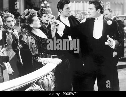 Titre original : FANNY PAR GASLIGHT. Titre en anglais : UN HOMME DE MAL. Film Réalisateur : Anthony Asquith. Année : 1944. Stars : James Mason, STEWART GRANGER ; PHYLLIS CALVERT. GAINSBOROUGH Crédit : FILMS / Album Banque D'Images