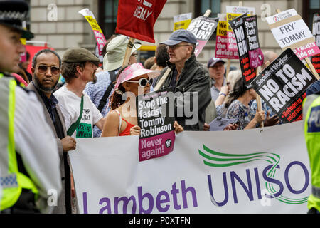 Whitehall, Londres, Royaume-Uni, le 9 juin 2018. Un 'free speech' manifestation en soutien de l'activiste d'extrême droite et l'ancien leader de l'EDL Tommy Robinson est remplie par un compteur rallye organisé par Stand Up au racisme à Downing Street, à Whitehall, Westminster. Des affrontements entre policiers et manifestants ont conduit à des arrestations et des perturbations 4, y compris les fermetures de route. Credit : Imageplotter News et Sports/Alamy Live News Banque D'Images