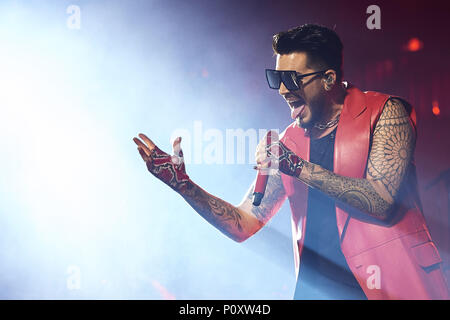 Madrid, Espagne. 9 juin, 2018. ADAM LAMBERT de Reine accomplit sur scène à WiZink au centre de Madrid. Crédit : Jack Abuin/ZUMA/Alamy Fil Live News Banque D'Images