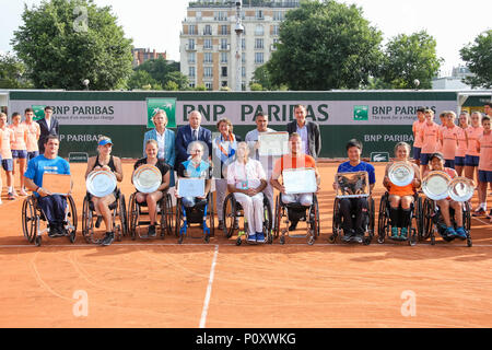 Paris, France. 9 juin, 2018. Shingo Kunieda, yui Kamiji (JPN) Tennis en fauteuil roulant : simples et doubles finalistes posent avec le trophée lors de la cérémonie du trophée de l'Open de France de tennis à la Roland Garros à Paris, France . Credit : AFLO/Alamy Live News Banque D'Images