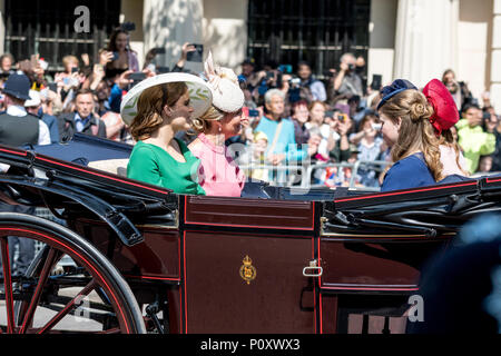 Londres, Royaume-Uni. 9 juin 2018. Sa Majesté la Reine Elizabeth II en arrivant à la parade la couleur 2018 sans le Prince Philip. crédit : Benjamin Wareing/ Alamy Live News London, UK. 9 juin 2018. La princesse Eugénie et Béatrice, Dame Louise de Windsor et la comtesse de Wessex arrivant à la parade la couleur en 2018. Banque D'Images