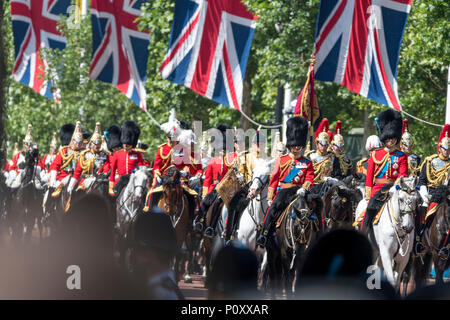Londres, Royaume-Uni. 9 juin 2018. Sa Majesté la Reine Elizabeth II en arrivant à la parade la couleur 2018 sans le Prince Philip. crédit : Benjamin Wareing/ Alamy Live News London, UK. 9 juin 2018. TRH Le Prince de Galles, le Prince William, le Prince Andrew et la Princesse Anne d'escorter sa majesté la Reine à la couleur 2018 Parade à cheval. Banque D'Images