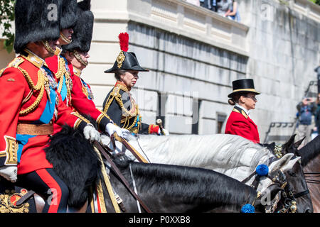 Londres, Royaume-Uni. 9 juin 2018. Sa Majesté la Reine Elizabeth II en arrivant à la parade la couleur 2018 sans le Prince Philip. crédit : Benjamin Wareing/ Alamy Live News London, UK. 9 juin 2018. TRH Le Prince de Galles, le Prince William, le Prince Andrew et la Princesse Anne d'escorter sa majesté la Reine à la couleur 2018 Parade à cheval. Banque D'Images