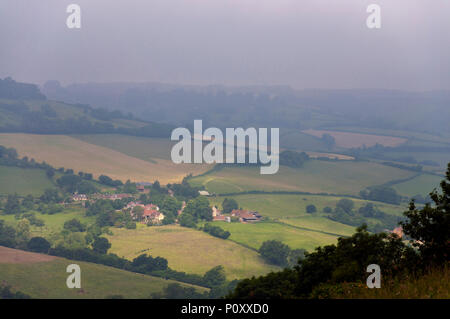 Swainswick, Somerset, UK weather. 10 juin 2018. La lumière du soleil illumine brièvement le village de Woolley Valley, près de baignoire, sur un matin brumeux. Crédit : Richard Wayman/Alamy Live News Banque D'Images