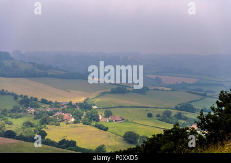 Swainswick, Somerset, UK weather. 10 juin 2018. La lumière du soleil illumine brièvement le village de Woolley Valley, près de baignoire, sur un matin brumeux. Crédit : Richard Wayman/Alamy Live News Banque D'Images