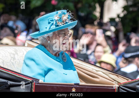 Londres, Royaume-Uni. 9 juin 2018. Sa Majesté la Reine Elizabeth II en arrivant à la parade la couleur 2018 sans le Prince Philip. crédit : Benjamin Wareing/ Alamy Live News London, UK. 9 juin 2018. Sa Majesté la Reine Elizabeth II en arrivant à la parade la couleur 2018 sans le Prince Philip. crédit : Benjamin Wareing/ Alamy Live News Banque D'Images