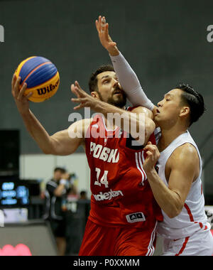 Province de Bulacan, Philippines. 10 Juin, 2018. Pawel Pawlowski (L) de la Pologne rivalise avec Tomoya Ochiai du Japon au cours de la Men's Pool B match à la FIBA 3x3 Coupe du Monde en province de Bulacan, aux Philippines, le 10 juin 2018. La Pologne a gagné 20-16. Credit : Rouelle Umali/Xinhua/Alamy Live News Banque D'Images