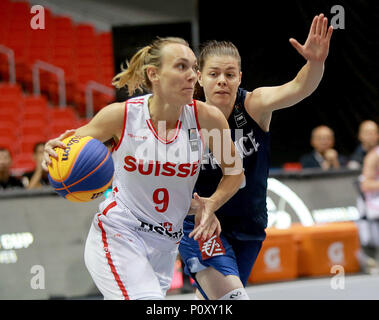 Bulacan, Philippines. 10 Juin, 2018. Marielle Giroud (L) de la Suisse est en concurrence avec Marie-Eve Paget de la France au cours de la piscine pour les femmes B correspondance dans le 3x3 de la FIBA World Cup dans la province de Bulacan, aux Philippines, le 10 juin 2018. La France a gagné 21-16. Credit : Rouelle Umali/Xinhua/Alamy Live News Banque D'Images