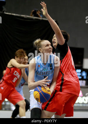 Bulacan, Philippines. 10 Juin, 2018. Nadezhda Kondrakova (L) du Kazakhstan tire la balle contre Zhang Zhiting de Chine au cours de la piscine pour les femmes B correspondance dans le 3x3 de la FIBA World Cup dans la province de Bulacan, aux Philippines, le 10 juin 2018. La Chine a gagné 15-13. Credit : Rouelle Umali/Xinhua/Alamy Live News Banque D'Images