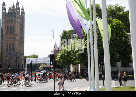 Londres, Royaume-Uni. 10 Juin, 2018. Drapeaux et une banderole en place en place du Parlement pour le vote d'une oeuvre participative commandé par 14-18 maintenant connue sous le nom de processions, fournissant un portrait de femmes britanniques au 21e siècle et conçu comme "une expression visuelle de l'égalité, la force et la représentation culturelle, invitant toutes les femmes de s'unir et de célébrer le début de la lutte pour le droit de vote et d'exprimer ce que signifie être une femme aujourd'hui". Credit : Mark Kerrison/Alamy Live News Banque D'Images