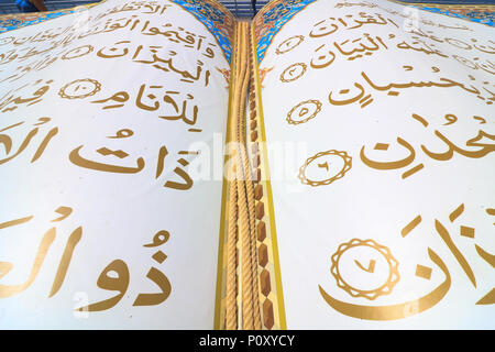 Beyrouth Liban. 10 juin. Un grand ouvert Coran livre est affichée sur le front de mer de Beyrouth pour célébrer le mois saint du Ramadan islamique qui se termine le 15 juin. Traditionnellement Ramdan tombe sur le neuvième mois du calendrier islamique, et est observé par les musulmans du monde entier comme un mois de jeûne (Saoum) pour commémorer la première révélation du Coran au prophète Muhammad Crédit : amer ghazzal/Alamy Live News Banque D'Images