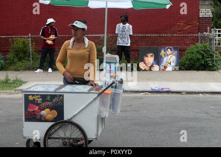 Brooklyn, New York, USA. 9 juin, 2018. L'atmosphère au cours de Spike Lee Prince annuel hommage avec DJ Spinna tenue au lieu de restauration le 9 juin 2018 dans la section Bedstuy de Brooklyn, New York. Credit : Mpi43/media/Alamy Punch Live News Banque D'Images