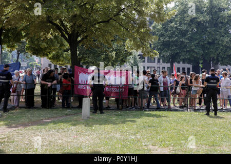 Mainz, Allemagne. 10 juin 2018. Contre-manifestants tenir le haut d'une bannière qui lit 'Stand up" contre le racisme'. Les manifestants de droite du Beweg était Deutschland (Allemagne) Déplacer tenir leur mouvement bi-hebdomadaire régulière du gouvernement anti-rassemblement à Mayence. Cette protestation semaines a eu lieu sous le prétexte d'un vigile pour l'adolescent Susanna F, qui aurait été tué par un réfugié à Wiesbaden, le rallye a été abordée par plusieurs orateurs anti-gouvernement, qui a demandé la démission du gouvernement. Crédit : Michael Debets/Alamy Live News Banque D'Images