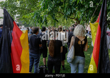 Mainz, Allemagne. 10 juin 2018. Les manifestants de droite portent drapeaux allemands. Les manifestants de droite du Beweg était Deutschland (Allemagne) Déplacer tenir leur mouvement bi-hebdomadaire régulière du gouvernement anti-rassemblement à Mayence. Cette protestation semaines a eu lieu sous le prétexte d'un vigile pour l'adolescent Susanna F, qui aurait été tué par un réfugié à Wiesbaden, le rallye a été abordée par plusieurs orateurs anti-gouvernement, qui a demandé la démission du gouvernement. Crédit : Michael Debets/Alamy Live News Banque D'Images