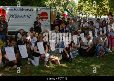 Mainz, Allemagne. 10 juin 2018. Les membres de la protestation de droite s'asseoir sur le sol près d'une ligne qui contient des articles sur les crimes qui auraient été perpétrés par les réfugiés. Ils détiennent des bougies dans leurs mains pour Susanna. Les manifestants de droite du Beweg était Deutschland (Allemagne) Déplacer tenir leur mouvement bi-hebdomadaire régulière du gouvernement anti-rassemblement à Mayence. Cette protestation semaines a eu lieu sous le prétexte d'un vigile pour l'adolescent Susanna F, qui aurait été tué par un réfugié à Wiesbaden, le rallye a été abordée par plusieurs orateurs anti-gouvernement, qui a demandé la démission du gouvernement. Credit : Micha Banque D'Images