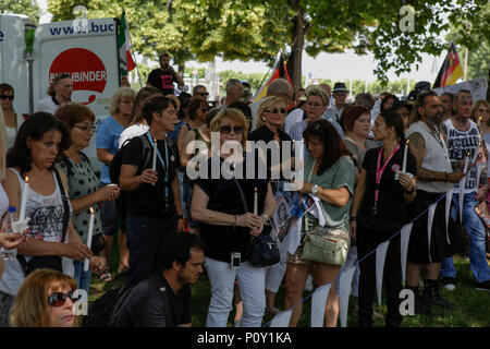 Mainz, Allemagne. 10 juin 2018. Les membres de la protestation de droite s'asseoir sur le sol près d'une ligne qui contient des articles sur les crimes qui auraient été perpétrés par les réfugiés. Ils détiennent des bougies dans leurs mains pour Susanna. Les manifestants de droite du Beweg était Deutschland (Allemagne) Déplacer tenir leur mouvement bi-hebdomadaire régulière du gouvernement anti-rassemblement à Mayence. Cette protestation semaines a eu lieu sous le prétexte d'un vigile pour l'adolescent Susanna F, qui aurait été tué par un réfugié à Wiesbaden, le rallye a été abordée par plusieurs orateurs anti-gouvernement, qui a demandé la démission du gouvernement. Credit : Micha Banque D'Images