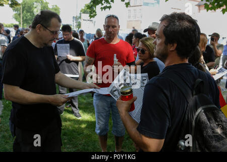 Mainz, Allemagne. 10 juin 2018. Organisateurs distribuer des dépliants pour les gens à partager sur l'internet une autre distribution. Les manifestants de droite du Beweg était Deutschland (Allemagne) Déplacer tenir leur mouvement bi-hebdomadaire régulière du gouvernement anti-rassemblement à Mayence. Cette protestation semaines a eu lieu sous le prétexte d'un vigile pour l'adolescent Susanna F, qui aurait été tué par un réfugié à Wiesbaden, le rallye a été abordée par plusieurs orateurs anti-gouvernement, qui a demandé la démission du gouvernement. Crédit : Michael Debets/Alamy Live News Banque D'Images