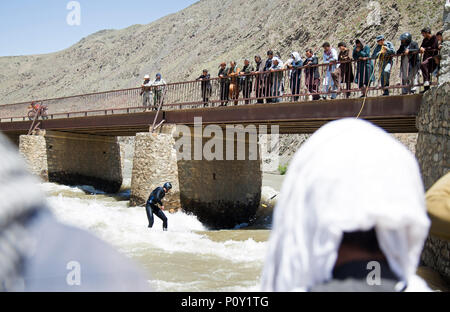 02 juin 2018, l'Afghanistan, l'Panjshir-Valley : Local un de trois surfeurs en ce moment en visite en Afghanistan attraper quelques vagues sur la rivière Panjshir. Photo : AFP Banque D'Images