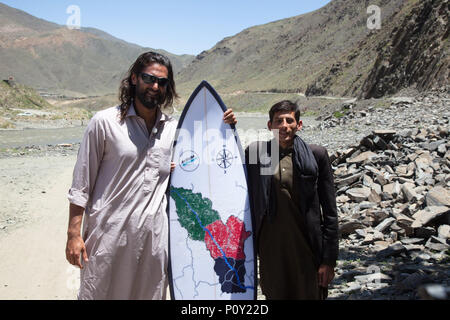 02 juin 2018, l'Afghanistan, l'Panjshir-Valley Allemand : surfer avec racines afghanes Afridun l'UMA (l) a été le premier internaute à représenter l'Afghanistan aux Championnats du monde l'année dernière. L'Uma et deux autres surfeurs sont sur une mission pour établir leur sport en Afghanistan et essayer d'attraper quelques vagues sur la rivière Panjshir. Photo : AFP Banque D'Images