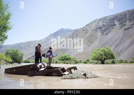 02 juin 2018, l'Afghanistan, l'Panjshir-Valley Afridun Surfers : Uma (r), Bene Di-Qual (l) et Jacob Kelly (c) sont en mission pour établir leur sport en Afghanistan et essayer d'attraper quelques vagues sur la rivière Panjshir. Photo : AFP Banque D'Images