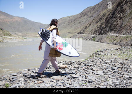 02 juin 2018, l'Afghanistan, l'Panjshir-Valley Allemand : surfer avec racines afghanes Afridun l'UMA (l) a été le premier internaute à représenter l'Afghanistan aux Championnats du monde l'année dernière. L'Uma et deux autres surfeurs sont sur une mission pour établir leur sport en Afghanistan et essayer d'attraper quelques vagues sur la rivière Panjshir. Photo : AFP Banque D'Images