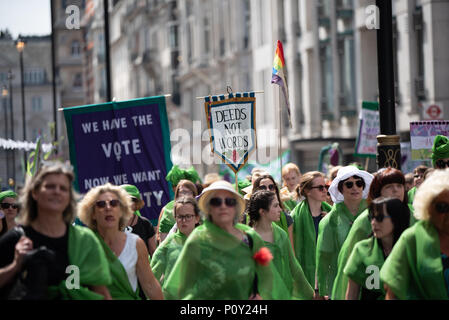 La femme marche dans Londres à 100 ans depuis la première femmes britanniques ont obtenu le droit de vote. Les femmes ont revêtu les couleurs du mouvement des suffragettes - vert, blanc et violet - dans le cadre d'une procession de masse. Banque D'Images