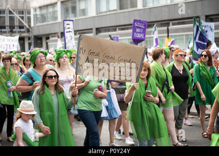 La femme marche dans Londres à 100 ans depuis la première femmes britanniques ont obtenu le droit de vote. Les femmes ont revêtu les couleurs du mouvement des suffragettes - vert, blanc et violet - dans le cadre d'une procession de masse. Banque D'Images