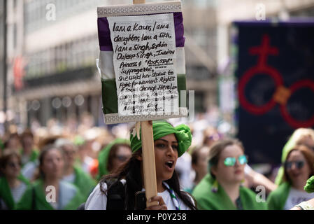 La femme marche dans Londres à 100 ans depuis la première femmes britanniques ont obtenu le droit de vote. Les femmes ont revêtu les couleurs du mouvement des suffragettes - vert, blanc et violet - dans le cadre d'une procession de masse. Banque D'Images