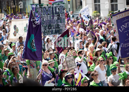 La femme marche dans Londres à 100 ans depuis la première femmes britanniques ont obtenu le droit de vote. Les femmes ont revêtu les couleurs du mouvement des suffragettes - vert, blanc et violet - dans le cadre d'une procession de masse. Banque D'Images