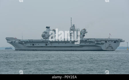 Portsmouth, Royaume-Uni. 10 Juin, 2018 (am). La Marine royale britannique porte-avions HMS Queen Elizabeth quitte le port de procéder à des essais de vol en hélicoptère. Crédit : Neil Watkin / Alamy Live News Banque D'Images