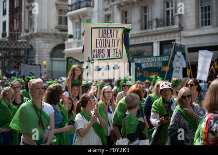 La femme marche dans Londres à 100 ans depuis la première femmes britanniques ont obtenu le droit de vote. Les femmes ont revêtu les couleurs du mouvement des suffragettes - vert, blanc et violet - dans le cadre d'une procession de masse. Banque D'Images